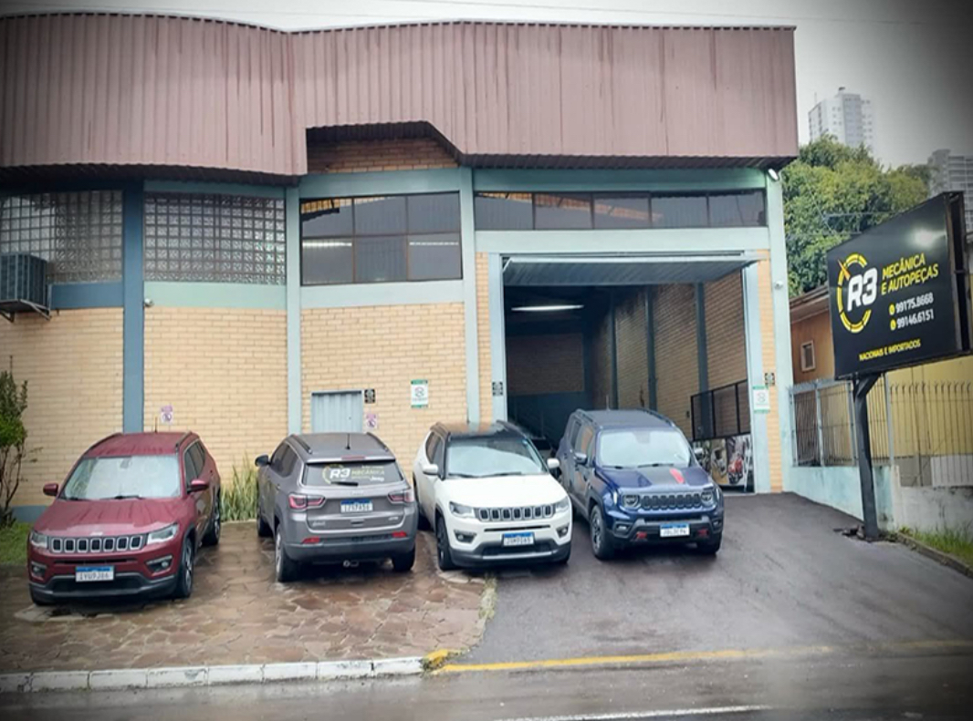 Fachada da R3 Mecânica e Autopeças em Caxias do Sul, com Jeeps estacionados em frente